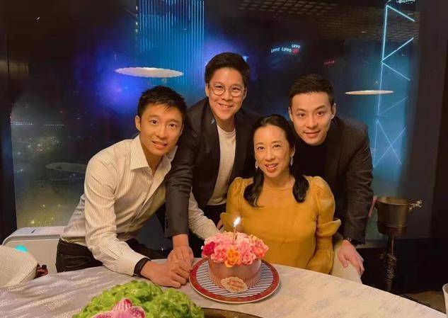 郭晶晶|郭晶晶为婆婆庆生，62岁朱玲玲竟比儿媳美，郭晶晶朴素得太真实