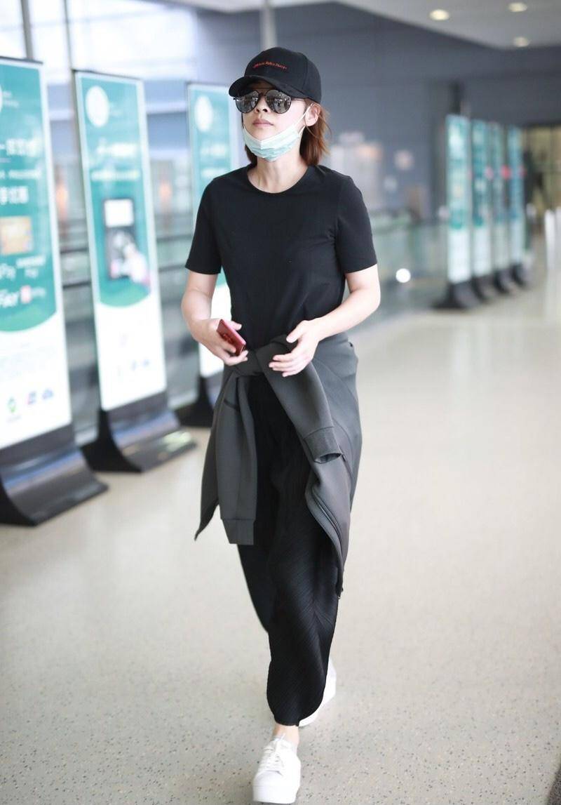黑色|46岁的梅婷机场穿运动风,黑T恤搭配运动裤减龄洋气,漂亮大气
