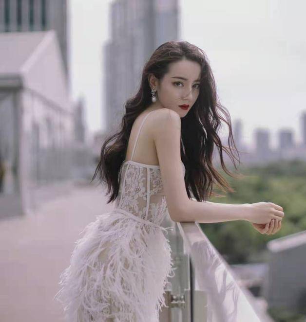 进行|迪丽热巴穿吊带裙参加活动,越发有东方女王范,高贵气质笼罩全身