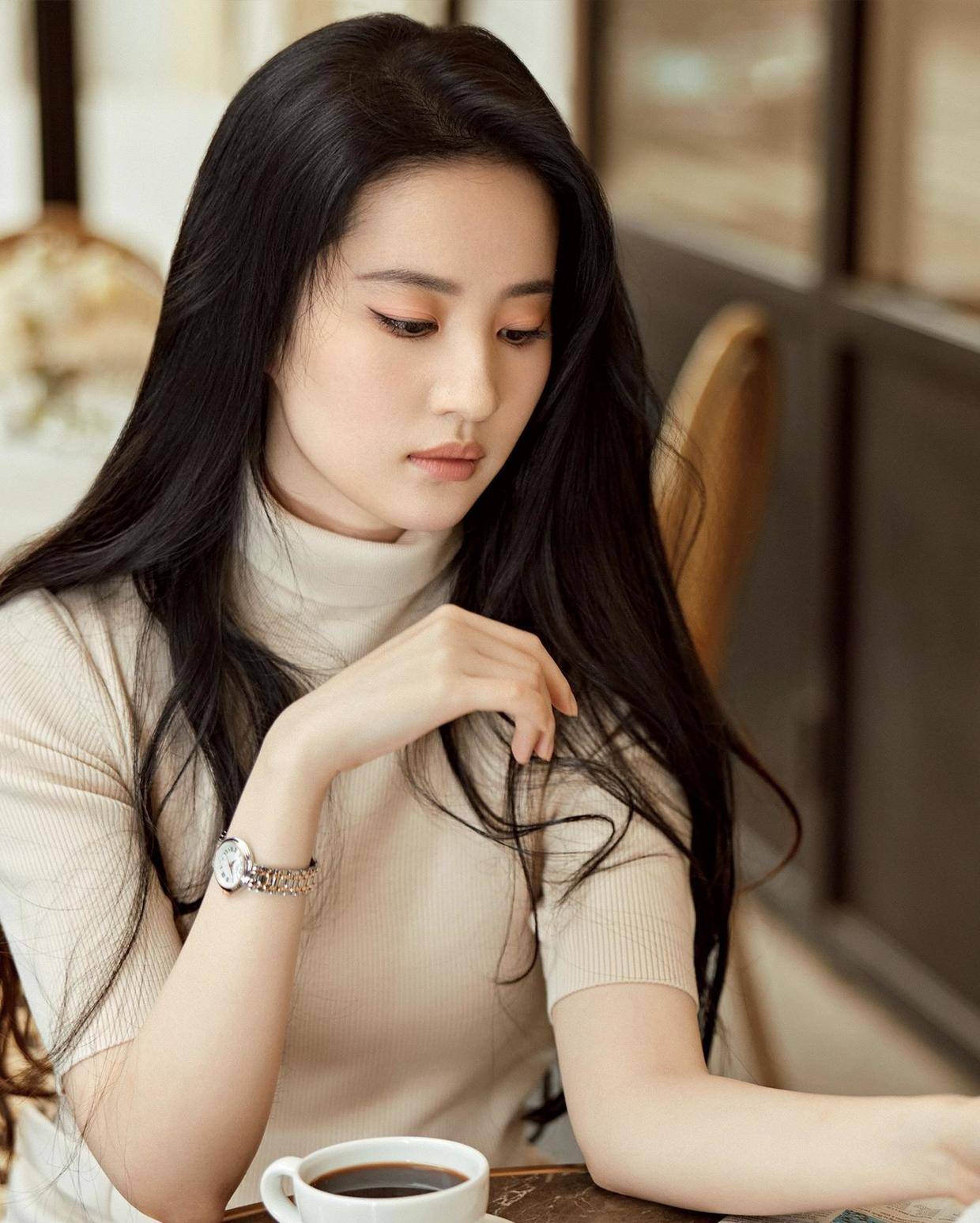 美得|刘亦菲的原装脸就是耐看,一袭黄色连衣裙甜美温柔,美得让人心动
