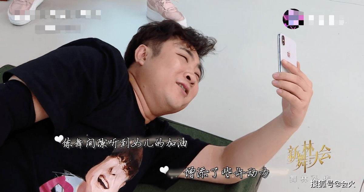 女儿|乔杉7岁女儿当模特走秀，肉嘟嘟长相随爸爸，化烟熏妆抹黑色口红