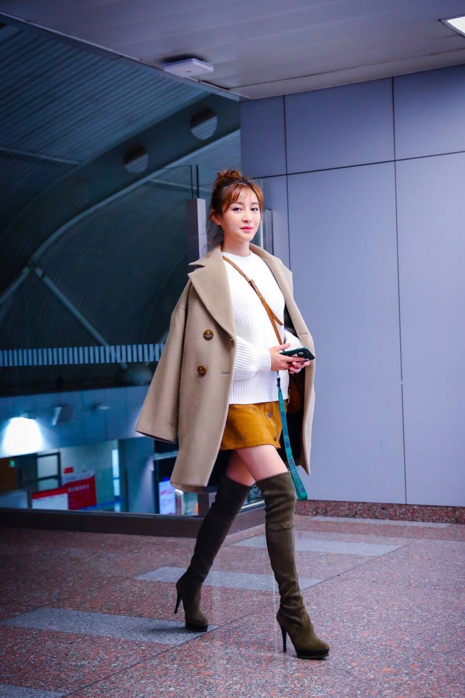 身材|甘婷婷美到国外,“花棉被”西装穿出明艳国际范,沙漏身材惹人羡