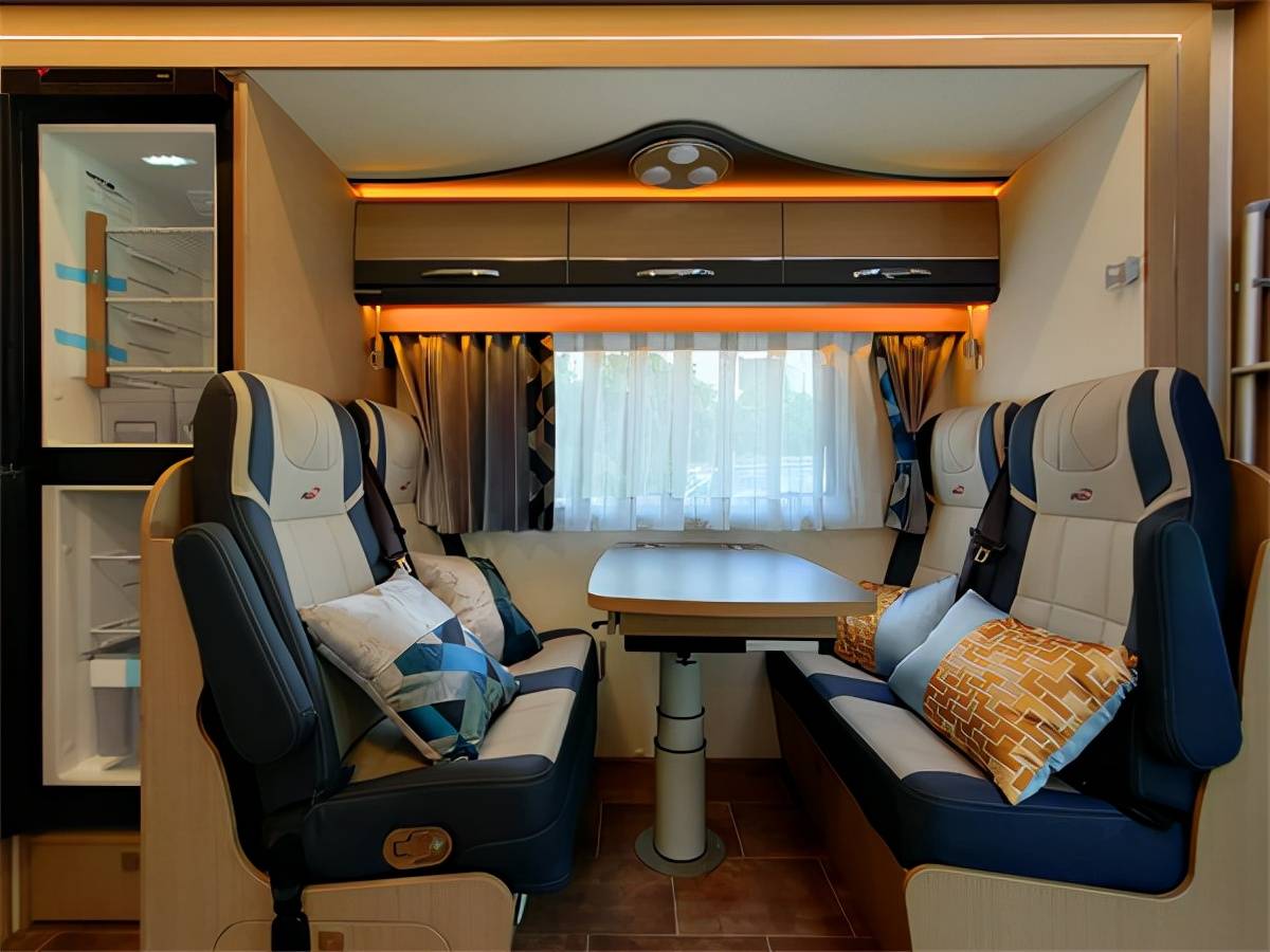 瑞弗v820依维柯双拓展房车内部空间最大的房车