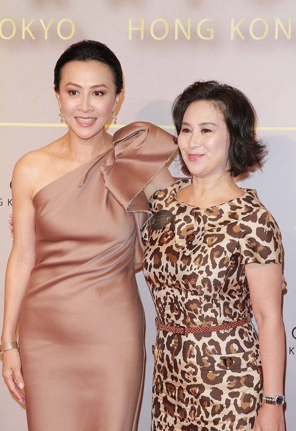 一身|何超琼自带女富豪气场,穿一身豹纹裙和刘嘉玲同框,也丝毫不输