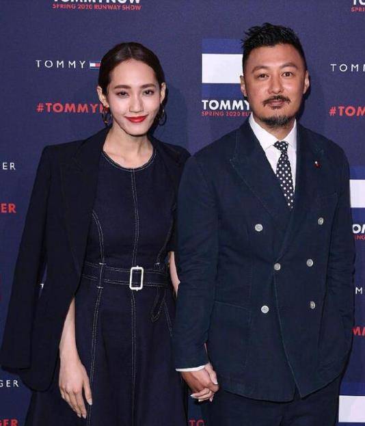 余文乐|余文乐夫妇同框亮相，妻子王棠云穿牛仔裙秀A4腰，披上西装真复古