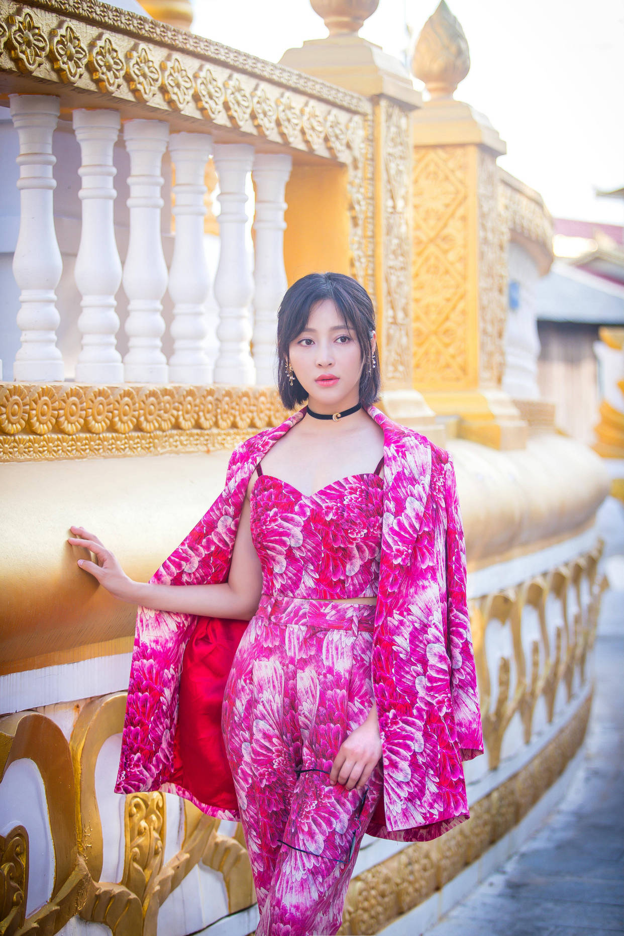 身材|甘婷婷美到国外,“花棉被”西装穿出明艳国际范,沙漏身材惹人羡