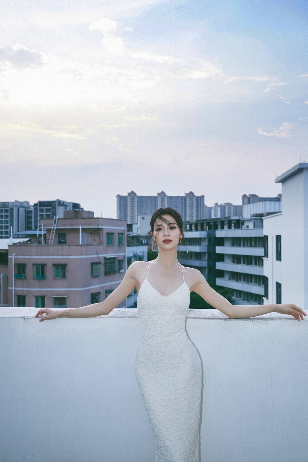 鱼尾|钟楚曦晒时尚大片，穿吊带鱼尾长裙，微乱发丝风情万种美成了仙女