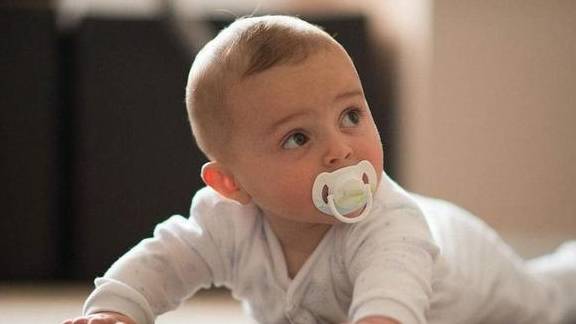 宝宝几个月会自己拿安抚奶嘴 daf21058584f4d66b28c49585654176d.jpeg