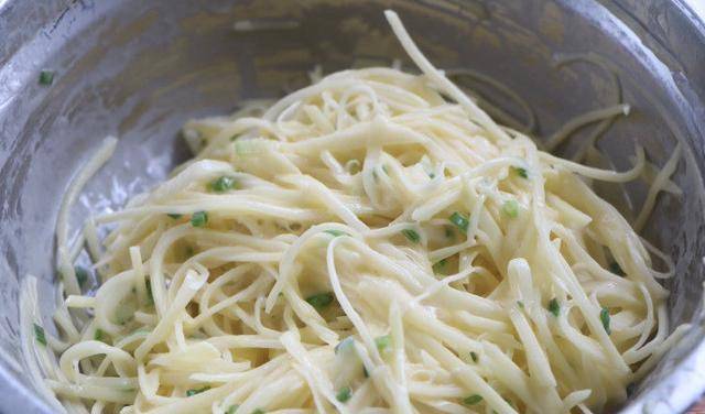 葱花|土豆丝饼操作要点，5个常见错误要避开，保证每个都外焦里嫩