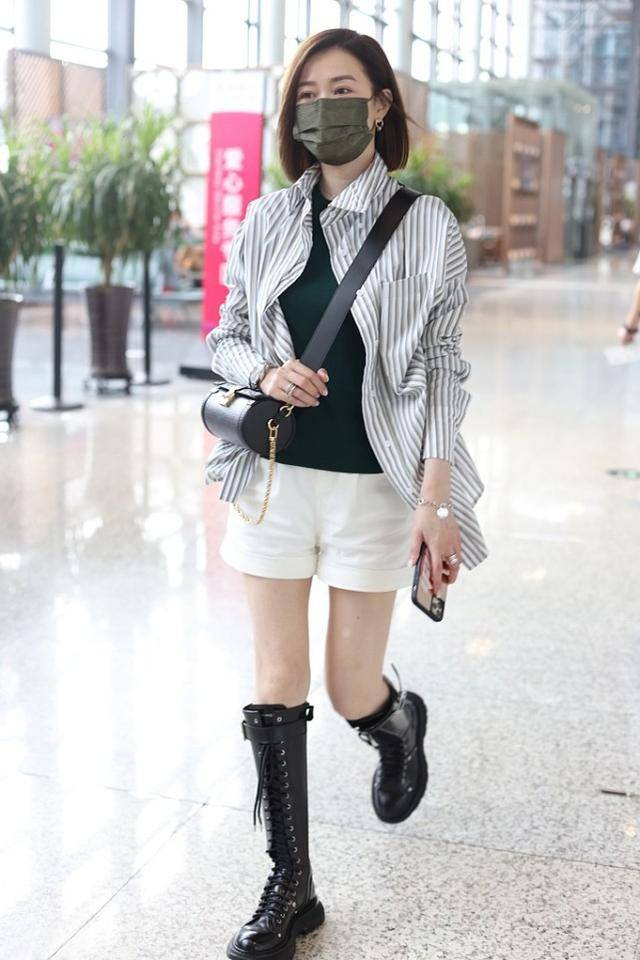 运动鞋|佘诗曼这样穿真减龄，粉色裙子配白色运动鞋，造型“少女感”十足