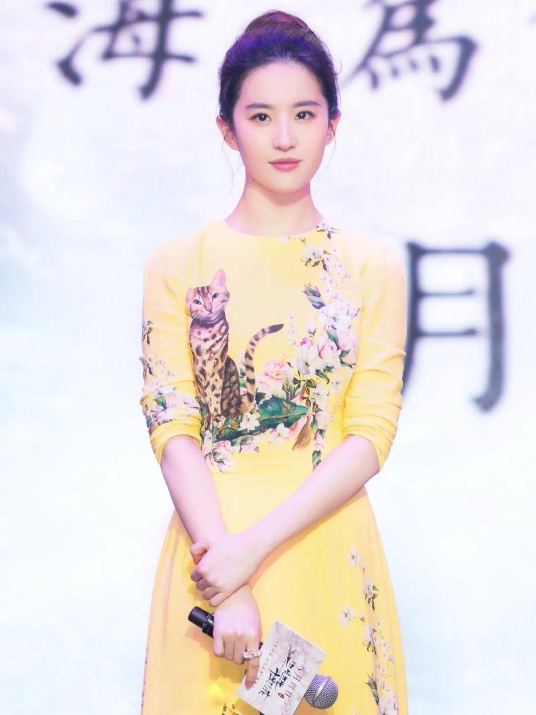 美得|刘亦菲的原装脸就是耐看,一袭黄色连衣裙甜美温柔,美得让人心动