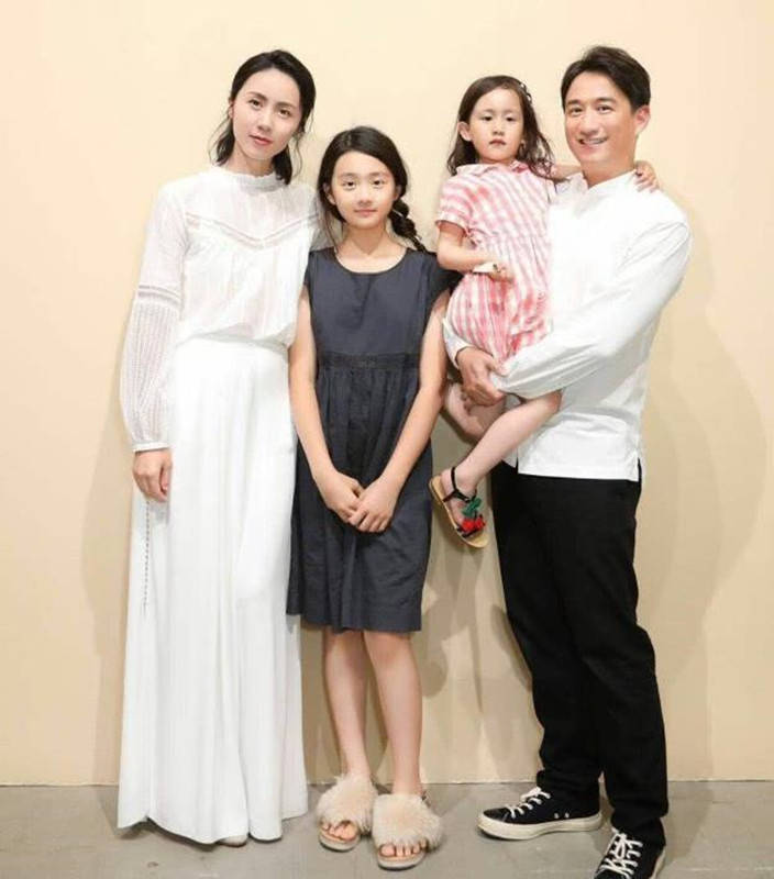 服装|孙莉一家周末出游，她穿衣优雅知性头发黄，黄磊剪寸头变帅小伙