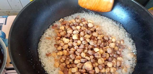 小厨|冬天孩子迷上吃此零食,营养比鸡蛋高3倍,不炸不煎,越吃越解馋