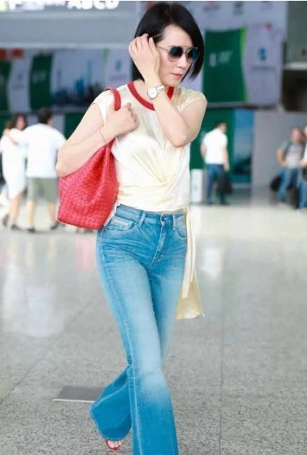 清流|俞飞鸿真是阿姨辈清流，T恤配小黑裤简约接地气，气质仍惊艳路人