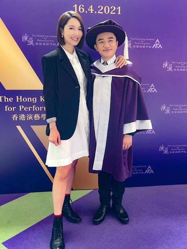 香港|李亚男晒女儿萌照，Gabby俏皮摆拍似王祖蓝，被大赞有模特范儿