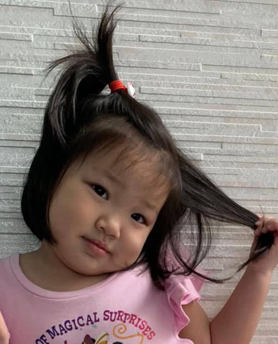 香港|李亚男晒女儿萌照，Gabby俏皮摆拍似王祖蓝，被大赞有模特范儿
