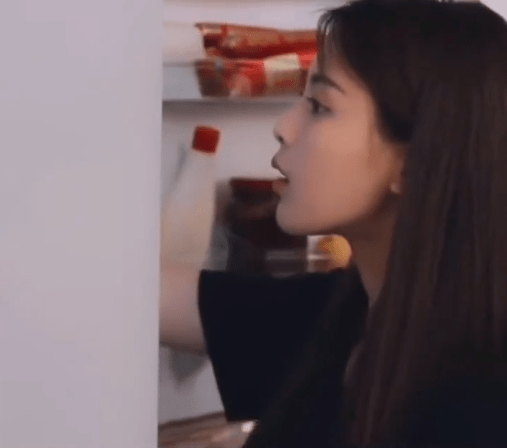 女孩子|杨超越素颜起床做早餐,镜头无意间拍到厨房一角,这是豪宅啊?