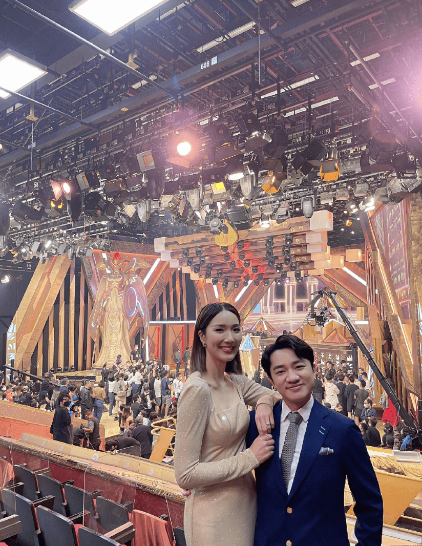 香港|李亚男晒女儿萌照，Gabby俏皮摆拍似王祖蓝，被大赞有模特范儿