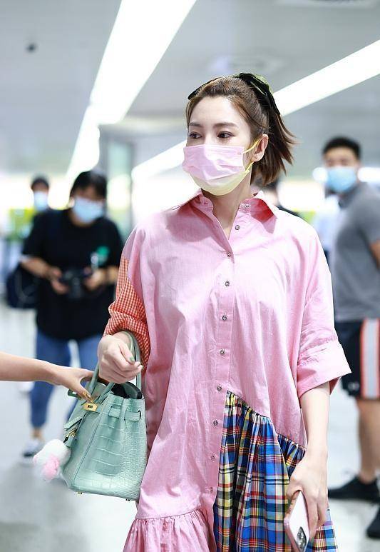 小粉|张雨绮穿2000元的小粉裙出门,却因为身材太好,反而显“老”了