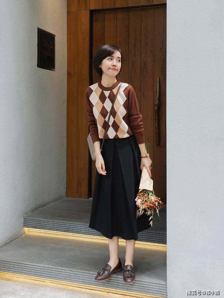 上装|3、40岁的女人穿半身裙，上装搭配什么才优雅？这样穿打造好气质