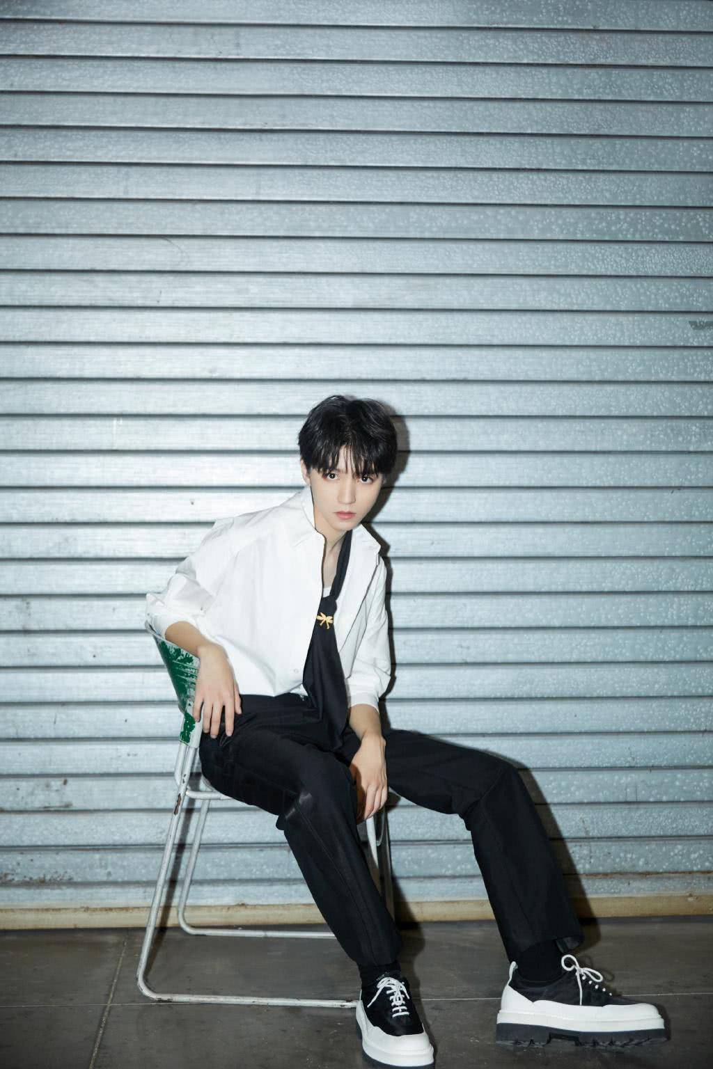 女友|妈妈粉要变女友粉了！王俊凯解开白衬衫配黑色领带，尽显成熟魅力