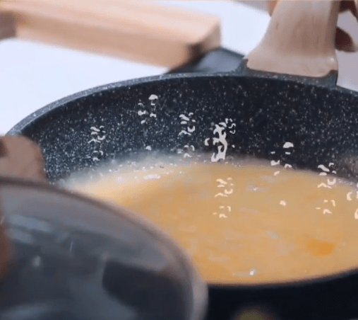 女孩子|杨超越素颜起床做早餐,镜头无意间拍到厨房一角,这是豪宅啊?