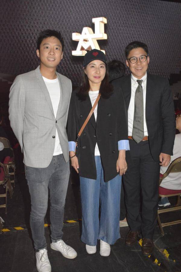 黑色|郭晶晶夫妻跟路人街头合影，没修图才真实自然，皮肤还没大妈白！