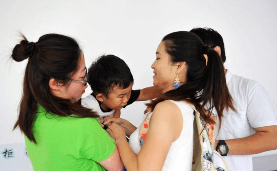 家长|孩子哭闹着不想去幼儿园，是心软带回家，还是让老师强行抱走？