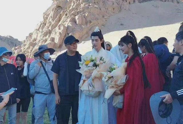 指导老师|《玉骨遥》杀青大合照曝光，肖战人群中白到发光，一梦初醒见时影