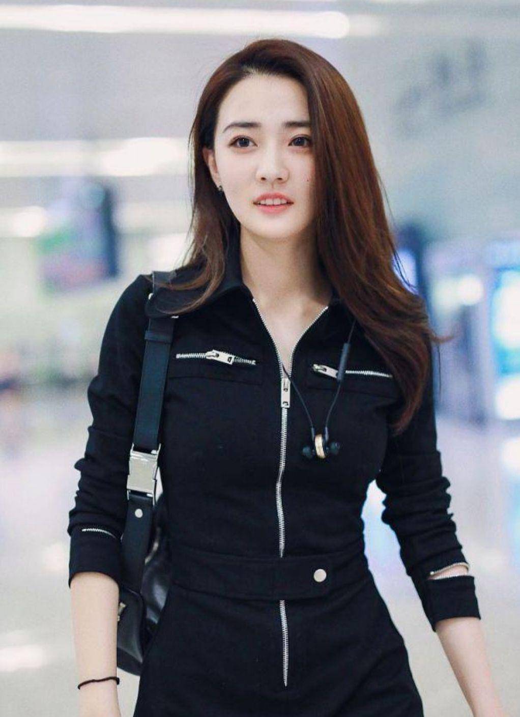 身材|徐璐高调亮相机场，穿黑色连体裤配6000的中筒靴，直接美得像公主