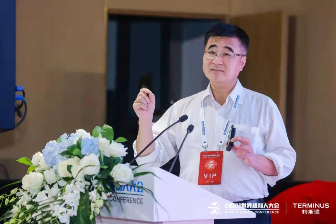 中国人工智能学会副理事长,清华大学教授,博士生导师孙富春现场发表