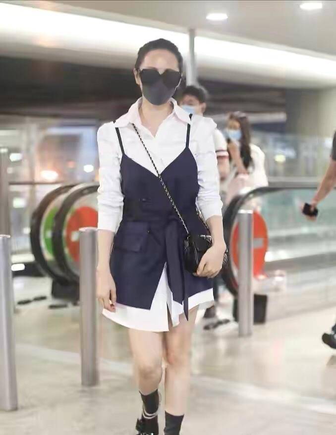 元素|伊能静扮嫩有一手，站在小9岁老公身边，两人手牵手宛如热恋情侣