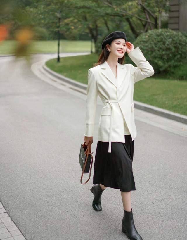 黑色|为什么今年的风衣,都宁愿配阔腿裤和白色衬衫?重点是真心好看