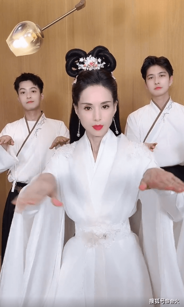 小龙女|55岁李若彤穿古装热舞，抖肩扭胯腰肢纤细，身后两个帅哥伴舞