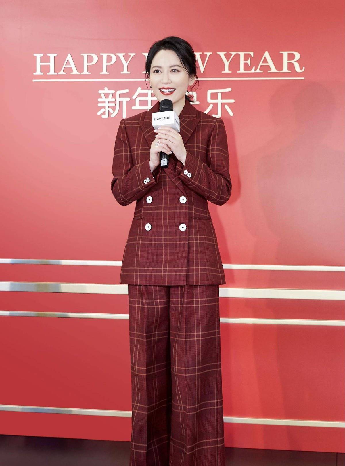 美得|这可能是我见过的最体面的50岁女人：不装嫩不显老，美得优雅气质
