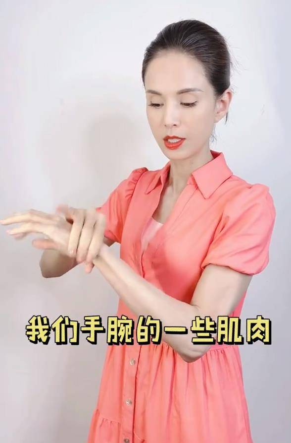 整体|滤镜下李若彤堪称冻龄，55岁穿粉裙也没翻车，但发际线靠后没藏住