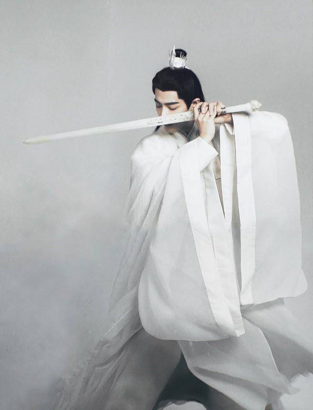 指导老师|《玉骨遥》杀青大合照曝光，肖战人群中白到发光，一梦初醒见时影