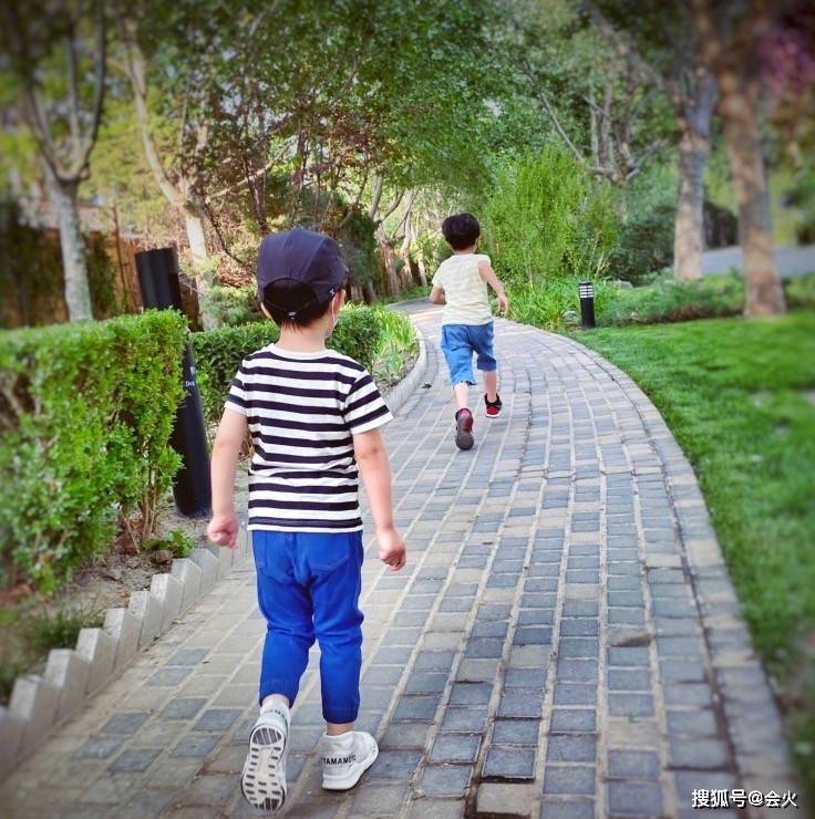 李佳|靳东晒照为幼子庆生，称4岁儿子是“二爷”，俩孩子骑车画面温馨