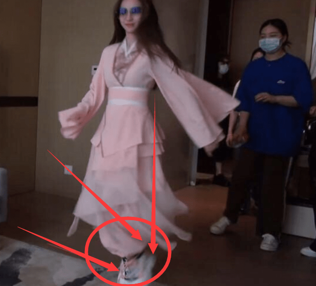 文化|baby第一次尝试汉服，全网都盯着她的鞋子，汉服粉：不会就别穿