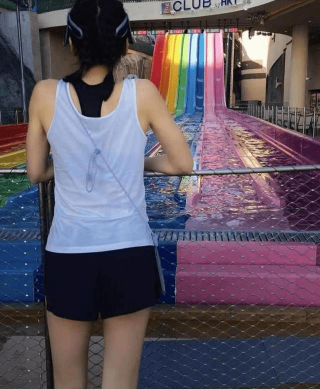 颜色|黎姿穿泳装自拍，还有直角肩少女腿，快50岁的老奶奶还这么漂亮！