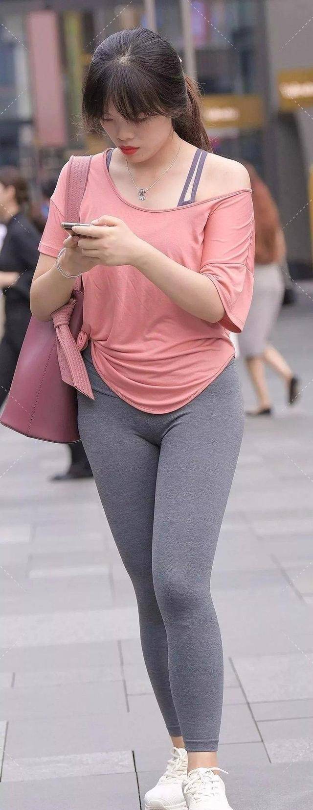 花朵|青春朝气的打底裤装扮更显别样的韵味,显得美腿修长,垂感十足!