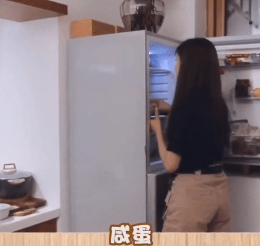 女孩子|杨超越素颜起床做早餐,镜头无意间拍到厨房一角,这是豪宅啊?