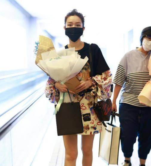 颜色|32岁文咏珊少女感好强，穿印花T恤大秀美腿，完全看不出结婚了