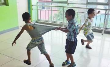 家长|孩子衣服在幼儿园被扯坏，家长照价索赔，女孩哭诉：没人跟我玩了