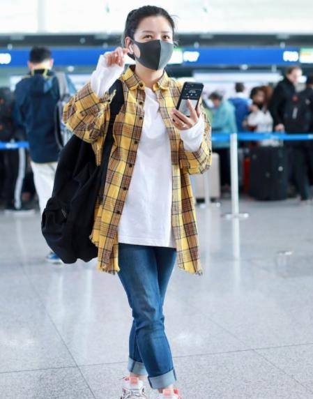 视觉|何洁瘦下来也太好看了，全黑穿搭素颜出门，和男友机场甜蜜秀恩爱