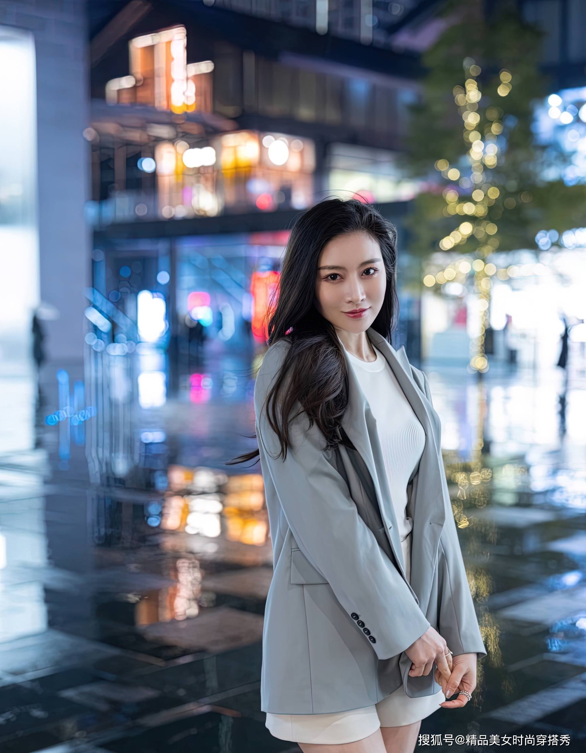 西装|白色背心和白色短裤，外搭西装外套，温柔又不失职场的干练