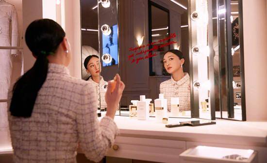 周迅|头回见周迅这造型，时隔13年穿亮裙化赤狐妆变“小唯”，快认不出