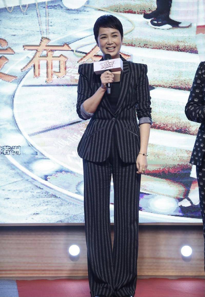 整体|蒋雯丽“阿姨圈”里最会穿，身穿黑灰色竖条纹西服套装，简约洋气