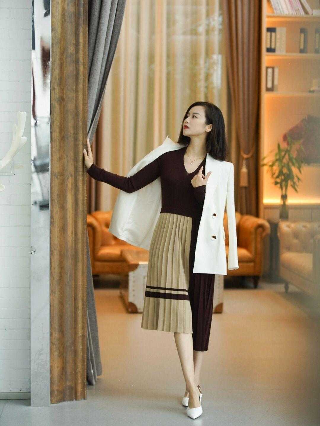 气质|普通女孩该怎么穿才洋气?白色西服搭配百褶裙干练精致,优雅大气