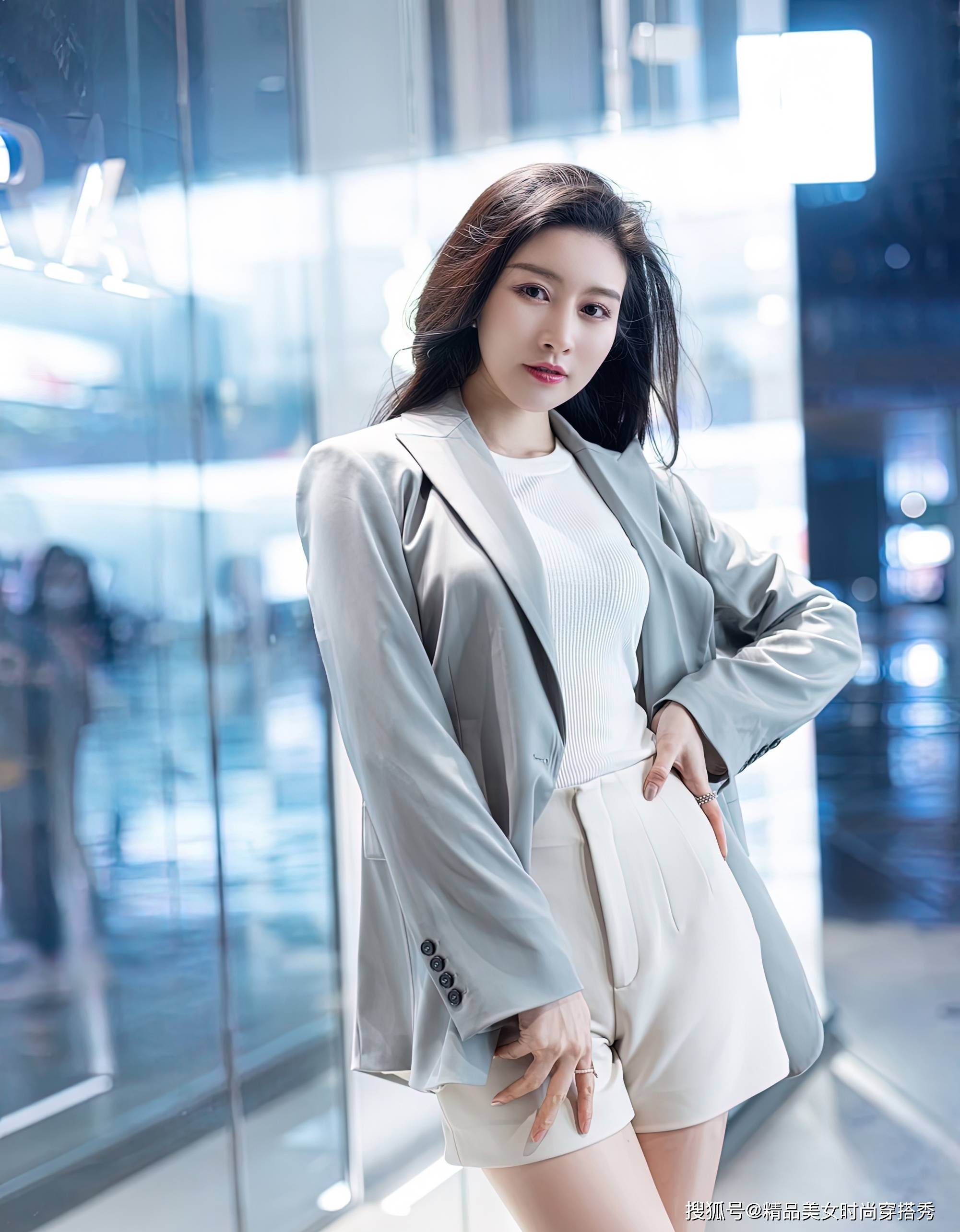 西装|白色背心和白色短裤，外搭西装外套，温柔又不失职场的干练